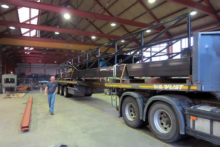 De voetbrug voor de Chladni Vijver in Buitenschot gaat op transport.