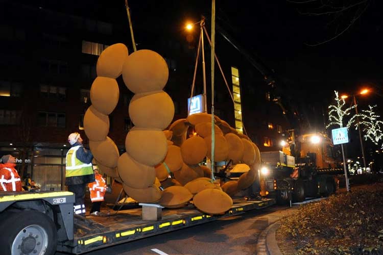 Uitvoering cor-ten stalen Kunstwerk van Pieter Obels voor de gemeente Spijkenisse door SEGNO d'ARTE productie en onderhoud kunstwerken - beelden, plastieken en ruimtelijke constructies