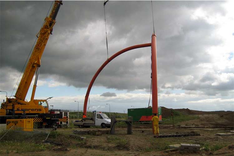 Montage van een monumentale staalplastiek van de beeldhouwer Lucien den Arend in Albrandswaard.