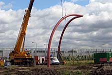 Montage in Albrandswaard-Rhoon van een monumentaal stalen beeld van de beeldhouwer Lucien den Arend.