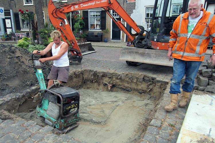 Han & Rien Boomsma Monument -  Middelharnis was de eeneiige tweeling bekend om het verzetswerk in de oorlog.