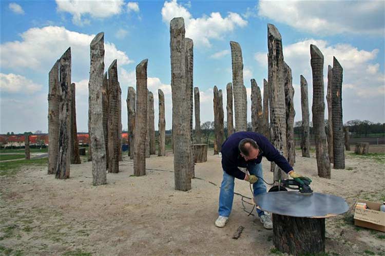 Een beeld van Paul de kort. Uit te voeren roestvastlasergesneden en lasergemarkeerde rvs platen.