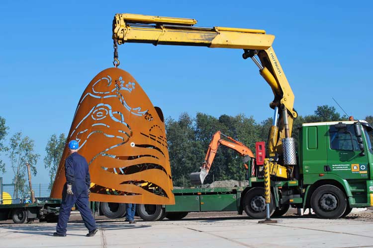 Het transport van het cor-ten stalen beeld ""de Golf" van Mieke de Waal.