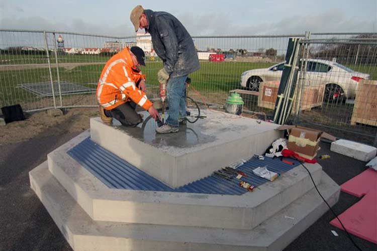 Herstelde bronzen beeldengroep - Hoek van Holland - monument kindertransport.