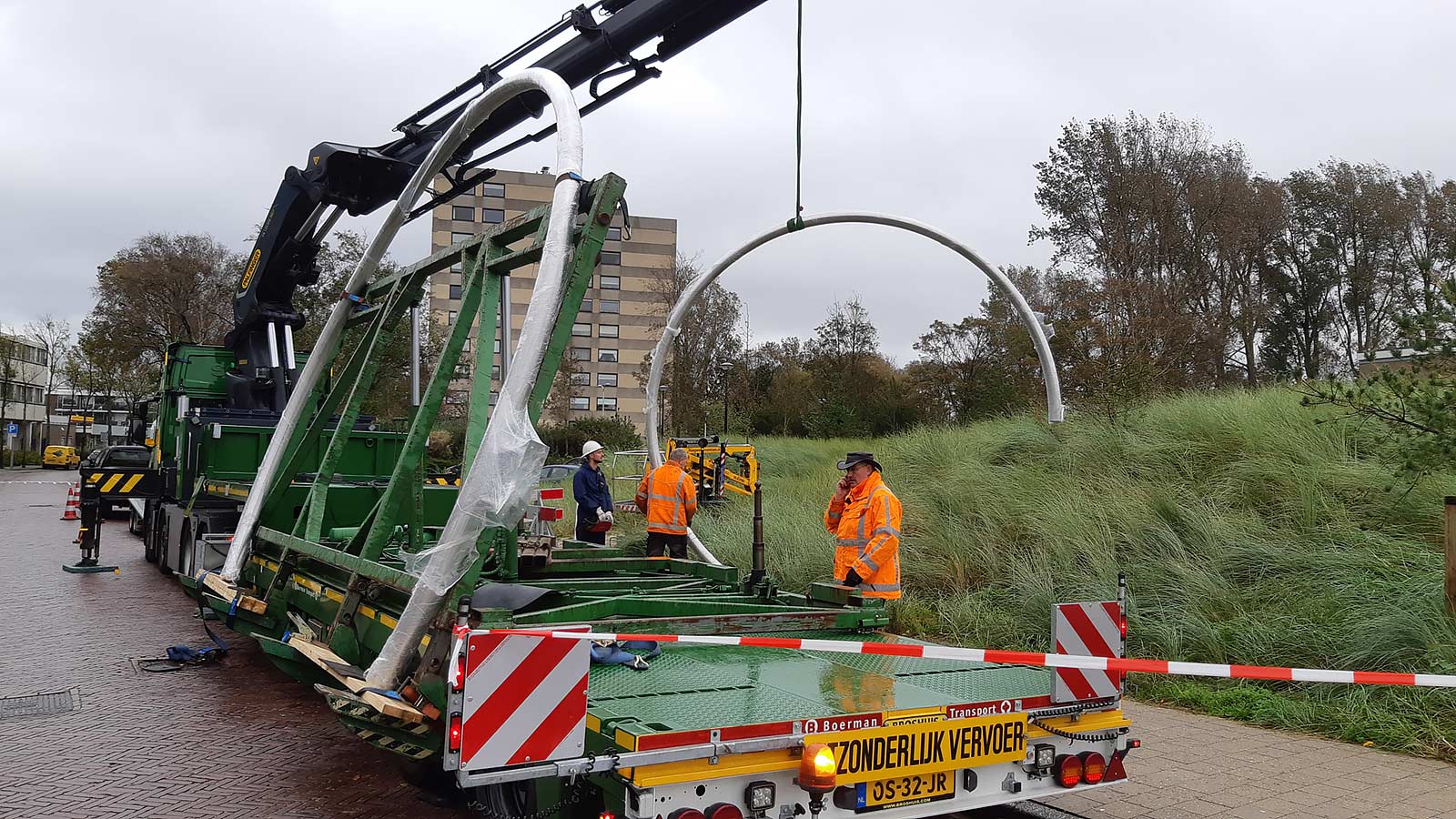 De uitvoering van een rvs plastiek van Lucien den Arend voor plaatsing in Katwijk aan Zee.