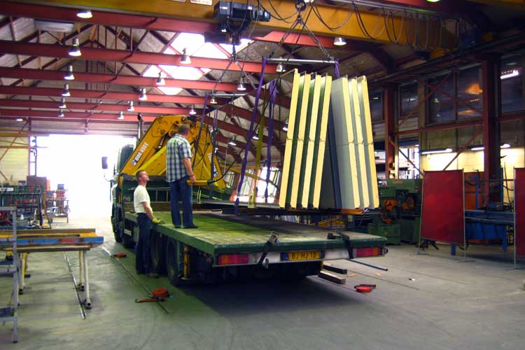 Spiegels in de werkplaats - spiegelwand project in een weiland in Veghel .