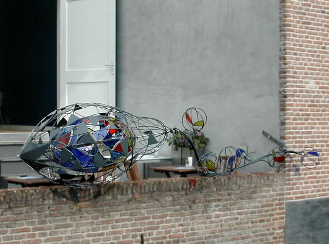 Lia Koster - 'de reiziger' - glas in lood in staalplastiek in Amersfoort