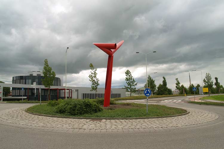 Het opstellen van het stalen beeld van Henk van Bennekum voor een rotonde in Gorinchem