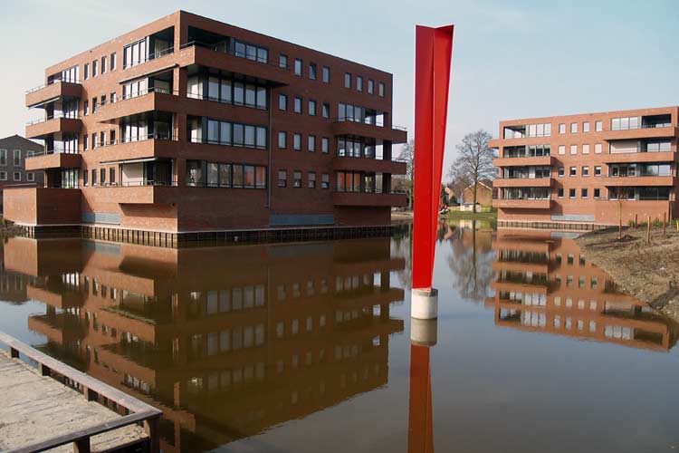 diagonaal opengevouwen prisma - Henk van Bennekum - stalen beeld - Symposion Gorinchem 2005 - geplaatst in vijver bij een nieuw appartementencomplex in de Espritwijk te Gorinchem