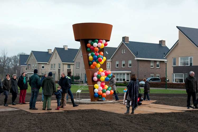 De onthulling te Heeswijk-Dintervan het cor-ten stalen beeld van Niko de Wit - geplaatst door Segno d'Arte.