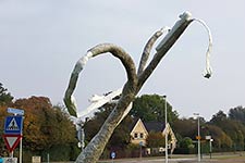 "Boom met Schepen" is met een intern verstevigde constructie en een nieuwe, zwaardere voetplaat op de bestaande betonnen fundering gemonteerd.