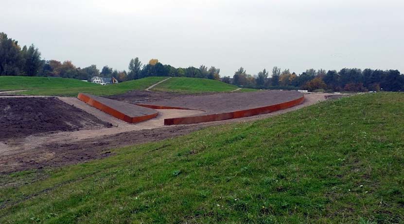 "De samenloop" - landschapskunswerk van Paul de Kort in net Maximapark in Utrecht.