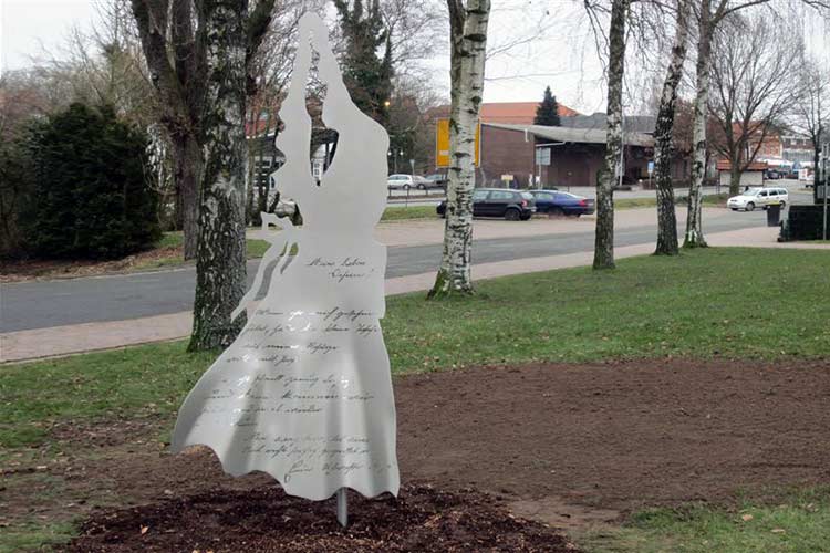  Een beeld van Renata Berk geplaatst in de Gemeente Ankum (Duitsland)