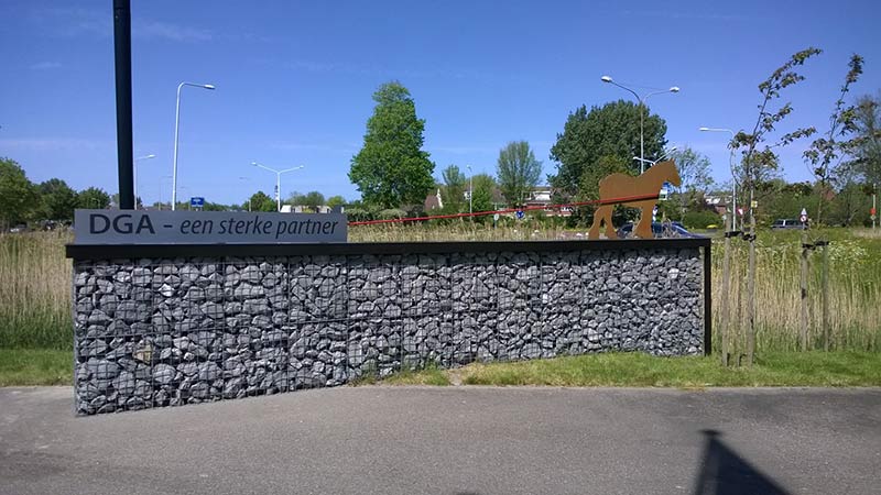 Uitvoering van een beeld van Hans Bommeljé bij DGA in Vlissingen.