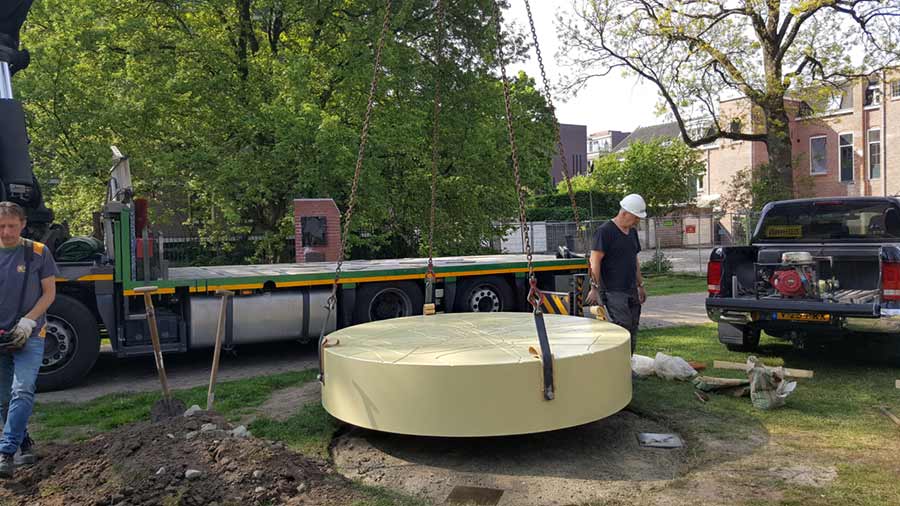 De plaatsing van de betonnen voetplaat voor het holocaust monument van Tine van de Weyer.